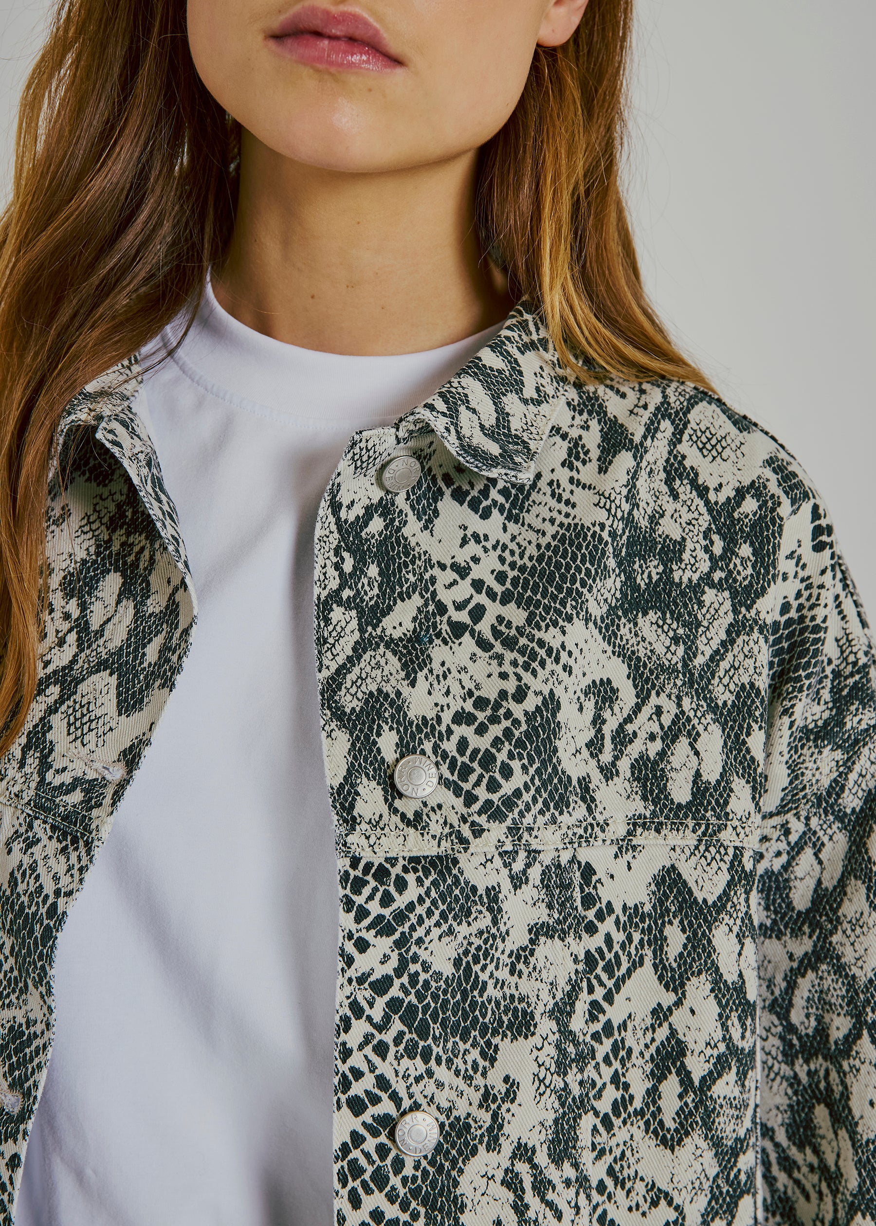 NORR Kenzie clean denim jacket Jackets Snake AOP