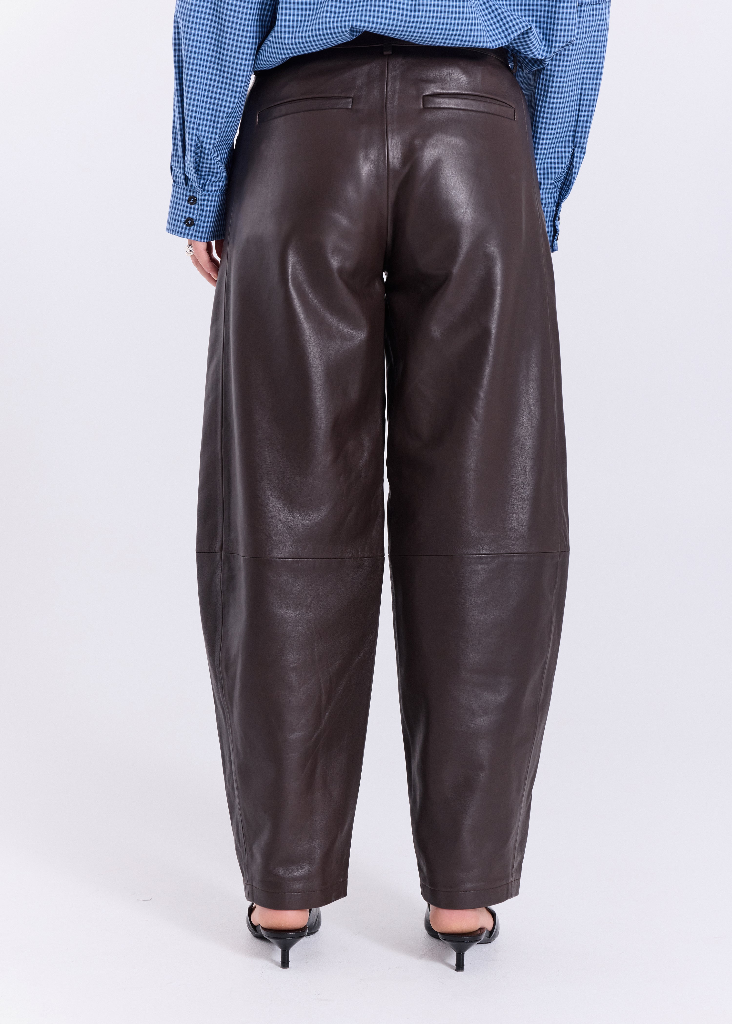 NORR Monica barrel leather pants Bukser Dark Brown