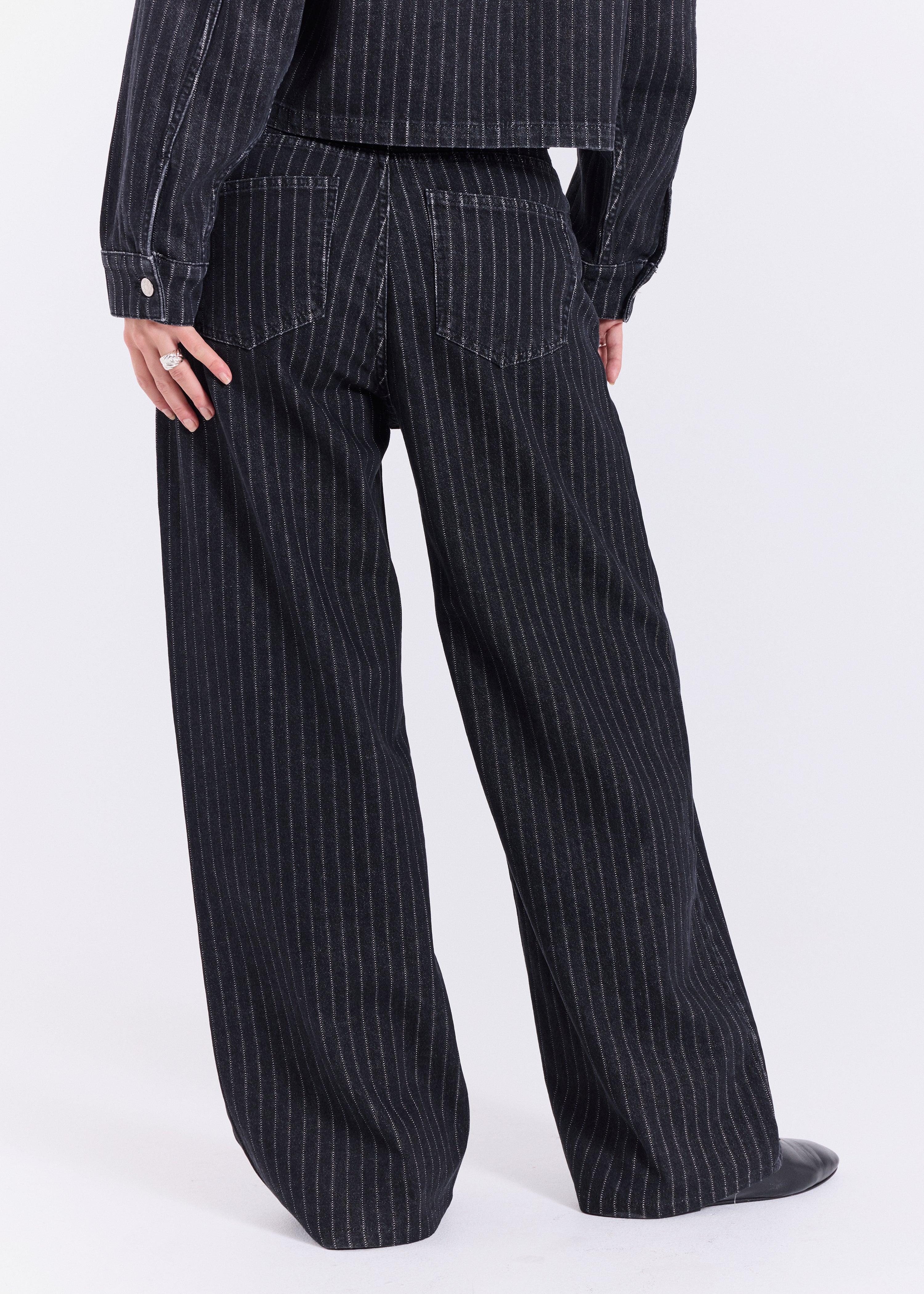 NORR Hannali AOP wide jeans Bukser Black Pinstripe