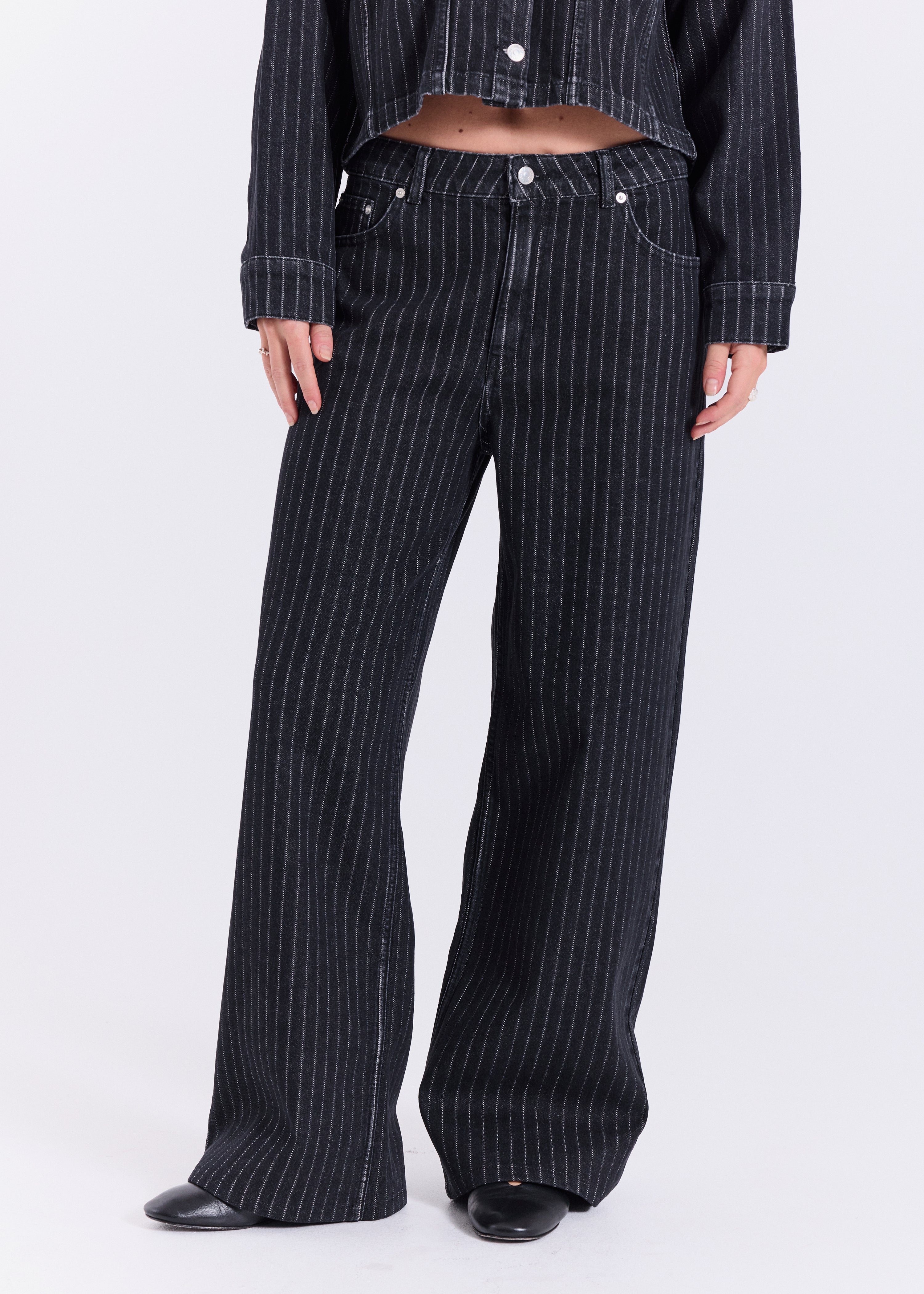 NORR Hannali AOP wide jeans Bukser Black Pinstripe