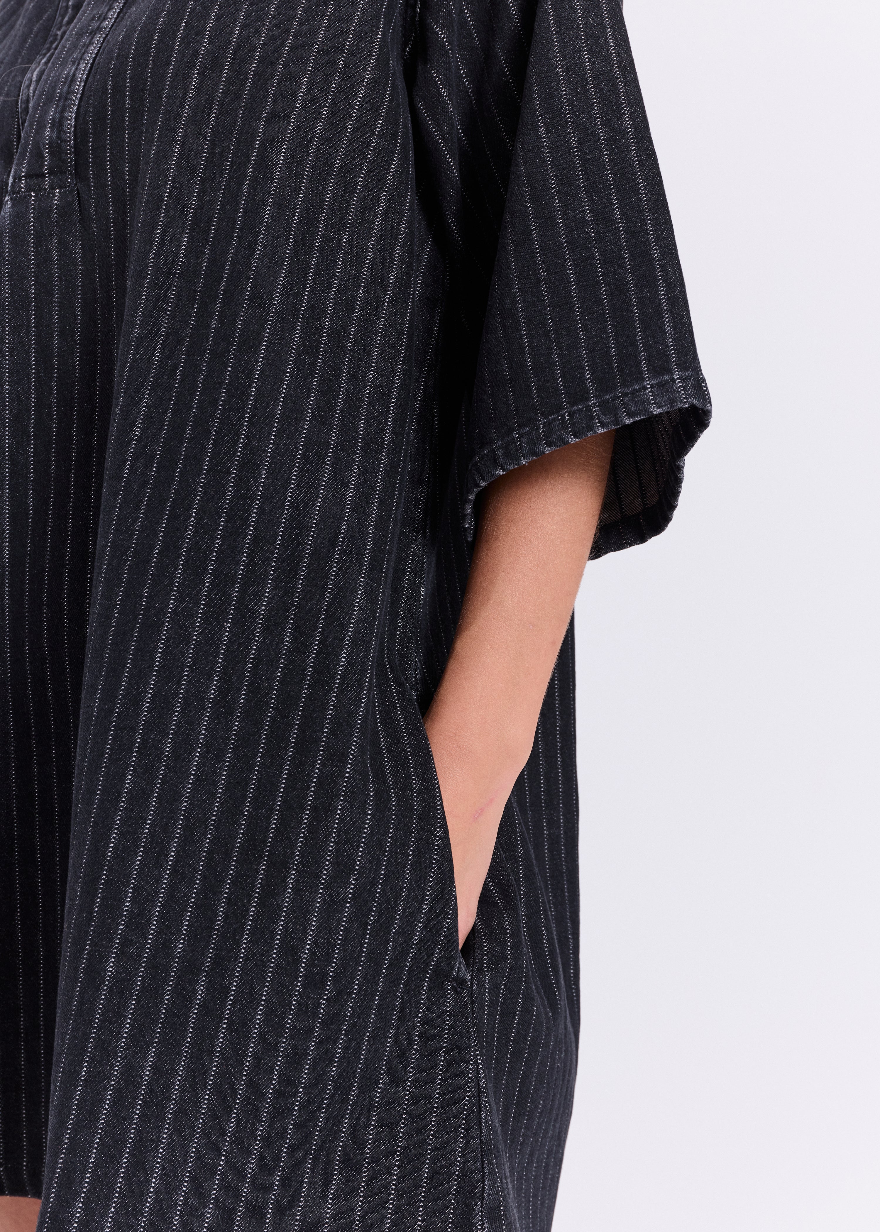 NORR Hannali aop denim dress Kjoler Black Pinstripe