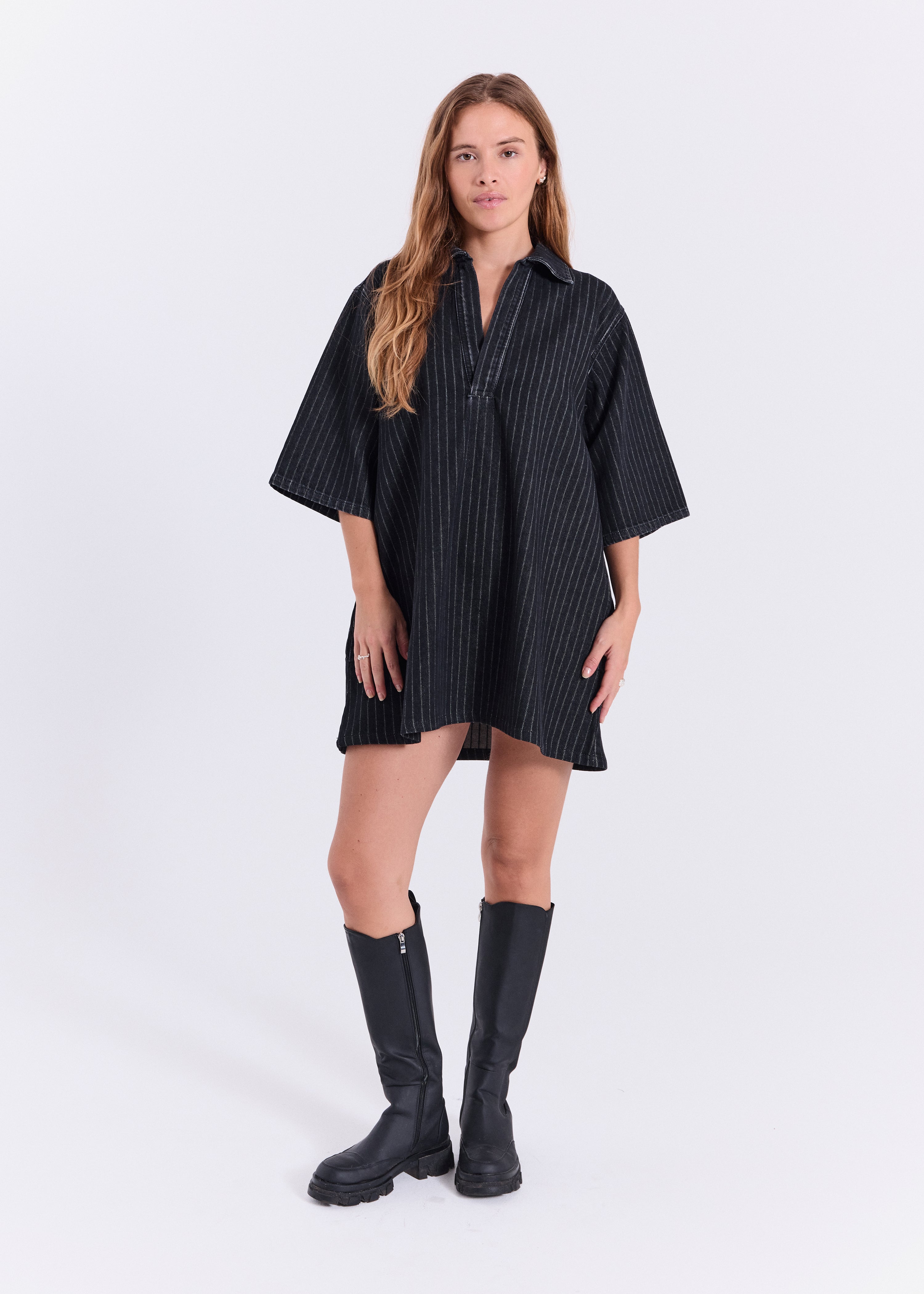 NORR Hannali aop denim dress Kjoler Black Pinstripe