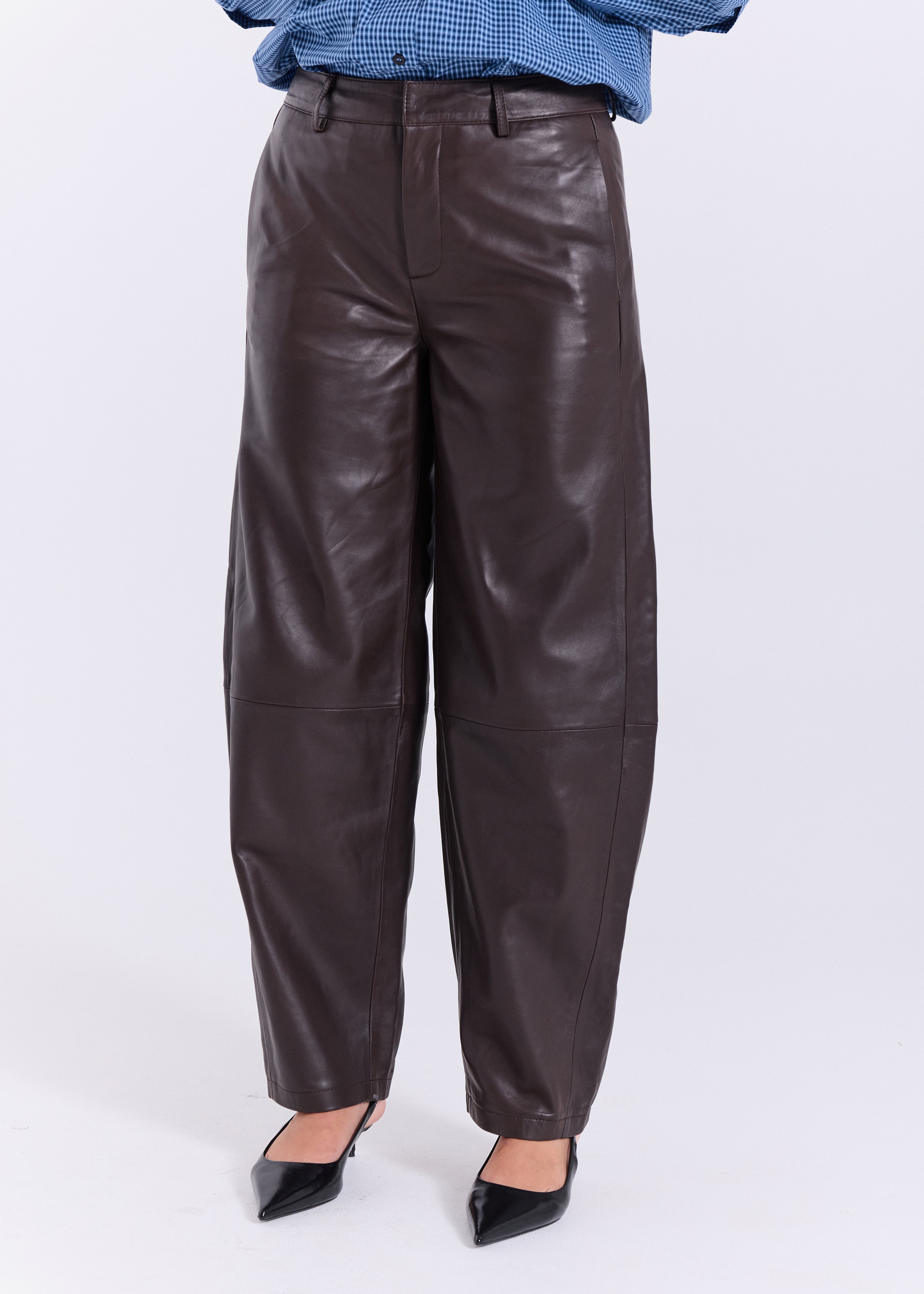NORR Monica barrel leather pants Bukser Dark Brown